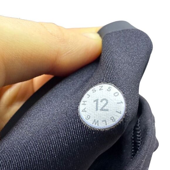 Lululemon In Movement Crop *Everlux 19" size 12 - Picture 4 of 4